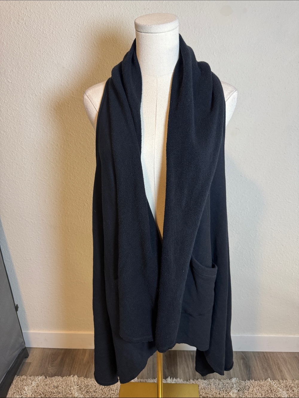 Raison D’etre Black Sweatshirt Vest size Medium